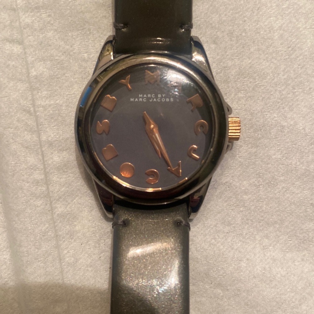 Marc Jacobs MBM1197 Women's Gray Leather Analog Dial Quartz Wrist Watch KS563​